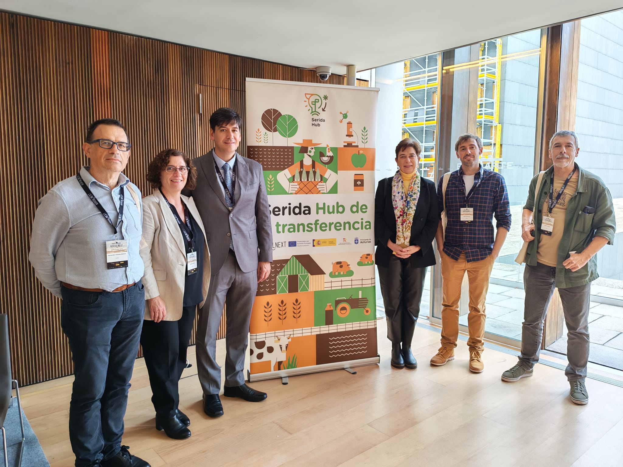 El consejero de Ciencia, Industria y Empleo Borja Sánchez, junto al equipo del SERIDA. 