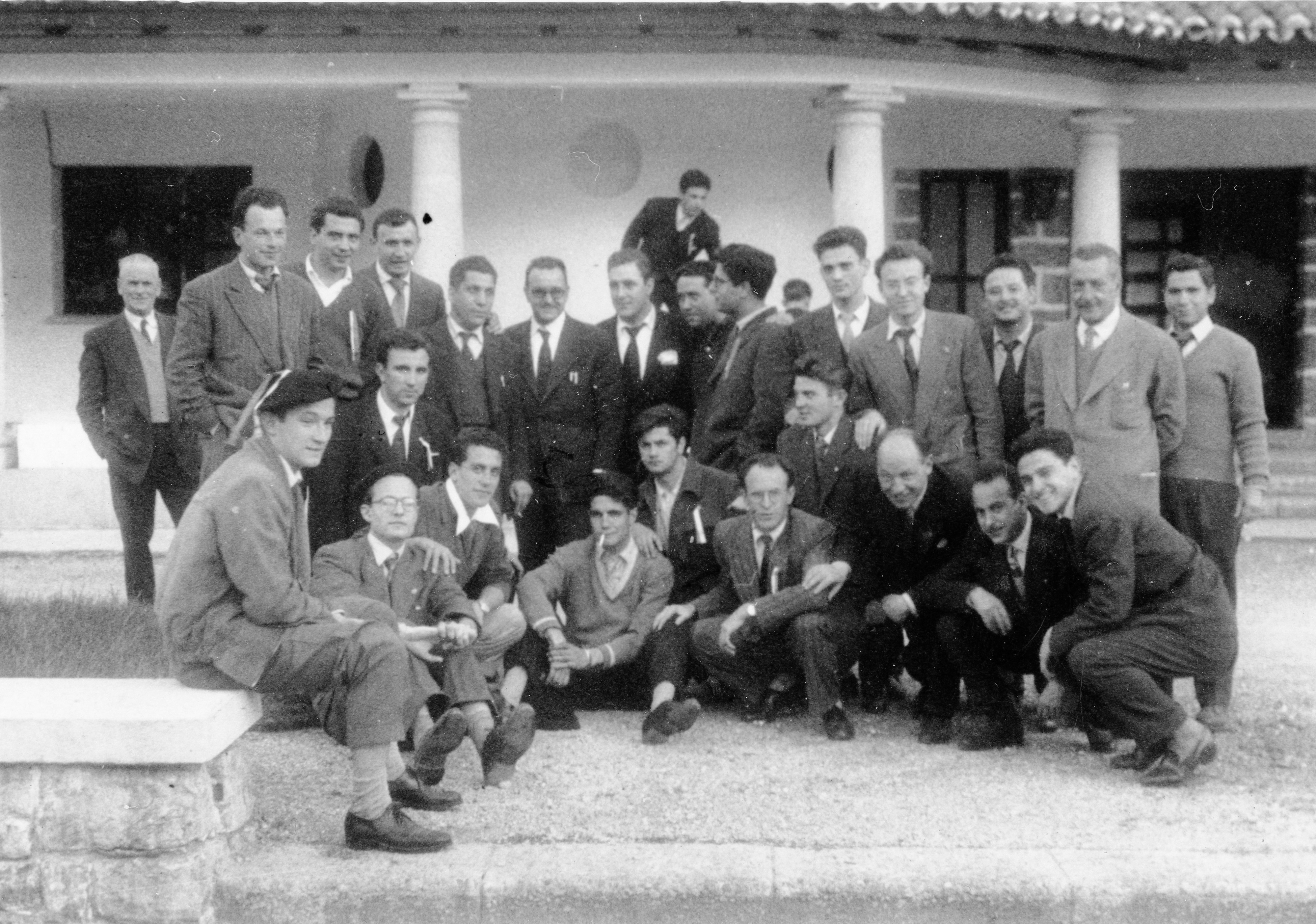 Reunión de alumnos y profesorado a la entrada de la Estación Pomológica, actual sede del SERIDA en Villaviciosa.